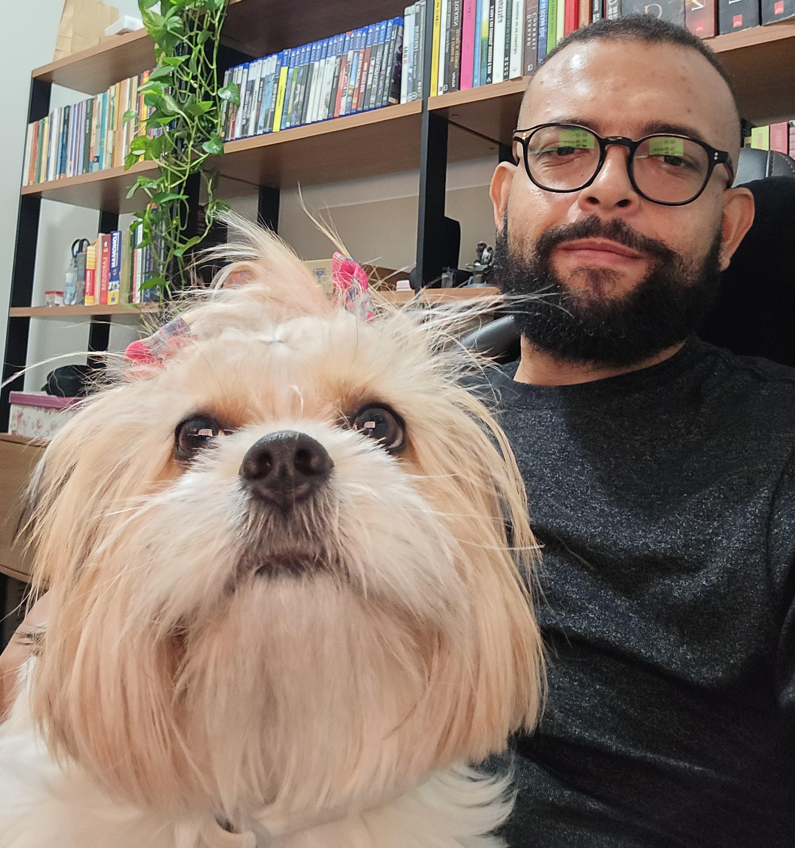 Stenyo com a Nina, sua shitzu